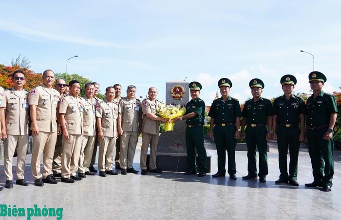 Đại diện lãnh đạo Ban Chỉ huy Bộ đội Biên phòng tỉnh An Giang đón các đoàn phía bạn sang làm việc với Bộ đội Biên phòng tỉnh. Ảnh: Tiến Vinh