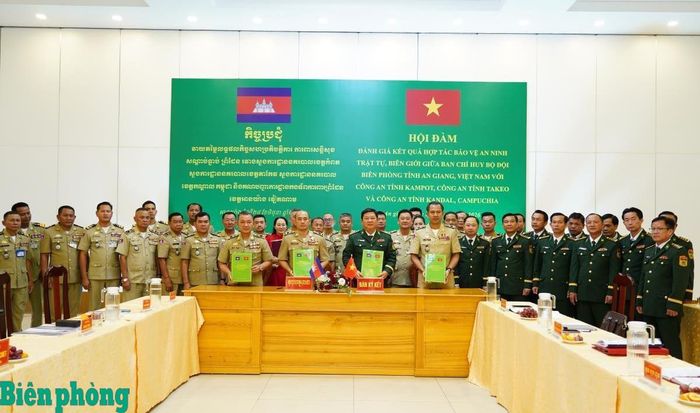 Đại diện lãnh đạo các đơn vị tiến hành ký kết biên bản nội dung hội đàm. Ảnh: Tiến Vinh