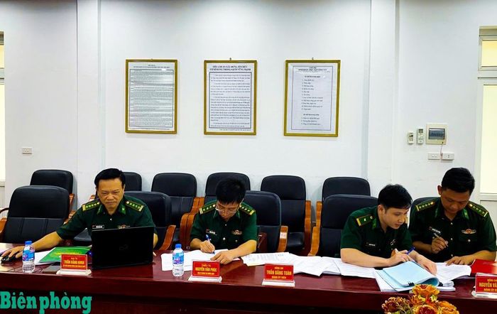 Kiểm tra hệ thống hồ sơ, sổ sách công tác kiểm tra, giám sát của Đảng ủy Hải đoàn Biên phòng 38. Ảnh: Hà Vinh