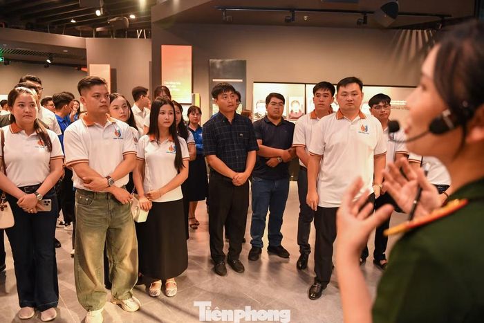 Trong không gian trưng bày hiện đại, các đại biểu được tìm hiểu hệ thống hiện vật, tư liệu, hình ảnh phản ánh chặng đường đấu tranh cách mạng hào hùng của dân tộc và quá trình xây dựng, chiến đấu, trưởng thành của Quân đội nhân dân Việt Nam qua các thời kỳ.