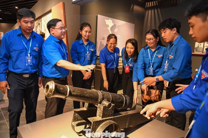 Cùng chung cảm xúc, một đại biểu đến từ Tỉnh Đoàn Vĩnh Long cho rằng chuyến tham quan mang ý nghĩa đặc biệt khi diễn ra ngay trước sự kiện chính trị quan trọng của tuổi trẻ cả nước. “Mỗi hiện vật, mỗi tư liệu trưng bày đều gợi nhắc về lòng yêu nước, tinh thần đoàn kết và ý chí kiên cường của dân tộc Việt Nam. Đây là những giá trị rất cần thiết để thế hệ trẻ hôm nay tiếp tục gìn giữ và phát huy”, đại biểu chia sẻ.