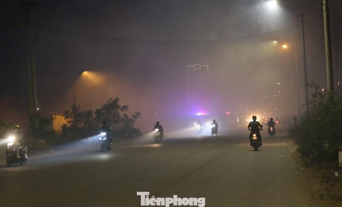 Khói từ đám cháy bao trùm khu vực. Ảnh: Trương Định.