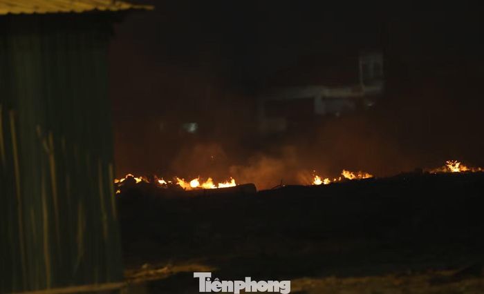 Theo thông tin ban đầu, khoảng 16h30 cùng ngày, người dân phát hiện khói lửa bốc lên từ khu đất thuộc phường Quy Nhơn Đông, tỉnh Gia Lai, nên nhanh chóng báo cho cơ quan chức năng. Ảnh: Trương Định.