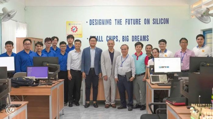 Doanh nhân trẻ Vũ Hồng Quân thúc đẩy hợp tác đào tạo và nghiên cứu trong lĩnh vực khoa học, vi mạch bán dẫn tại Trường Đại học Quy Nhơn
