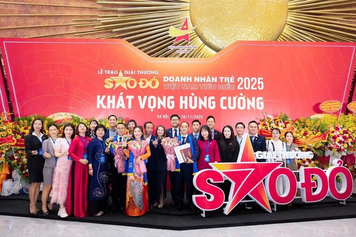 Anh Vũ Hồng Quân cùng các đại biểu Hội doanh nhân trẻ tỉnh Gia Lai tại Lễ trao Giải thưởng Sao Đỏ - Doanh nhân trẻ Việt Nam tiêu biểu 2025