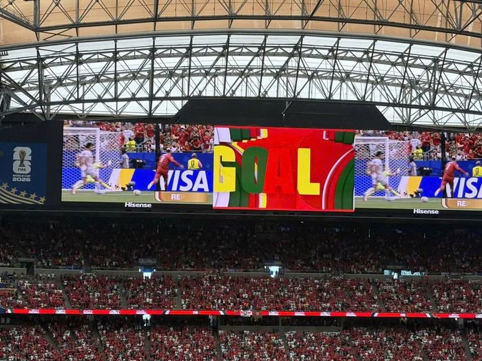 Các CĐV được ăn mừng 2 bàn thắng của Ronaldo trong hiệp 1 (ảnh: Thành Tâm)