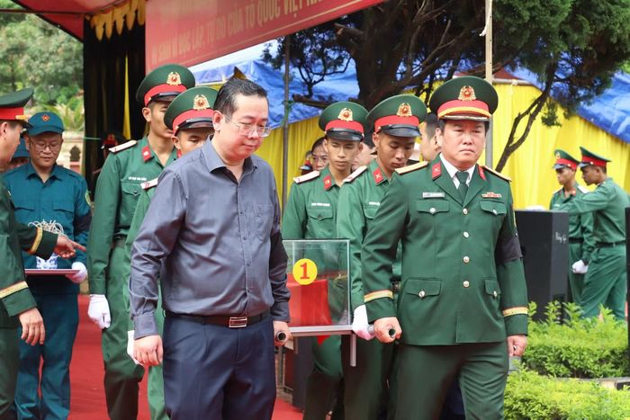 Các đại biểu thành kính di chuyển hài cốt liệt sĩ đến nơi an táng tại Nghĩa trang Liệt sĩ phường Tô Hiệu.