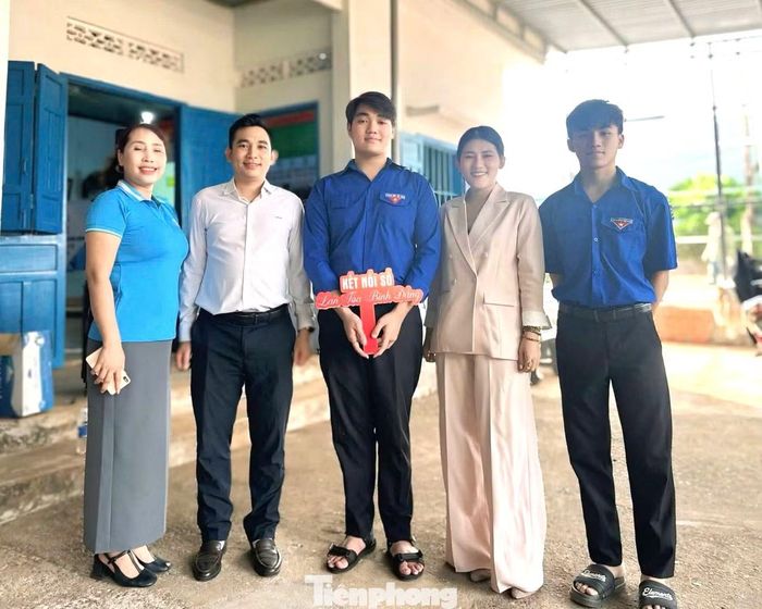 Đoàn viên thanh niên hỗ trợ xây dựng các nhóm kết nối trực tuyến.