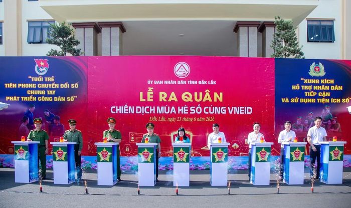 Đại biểu thực hiện nghi thức nhấn nút khởi động Chiến dịch Mùa hè số cùng VNeID năm 2026.