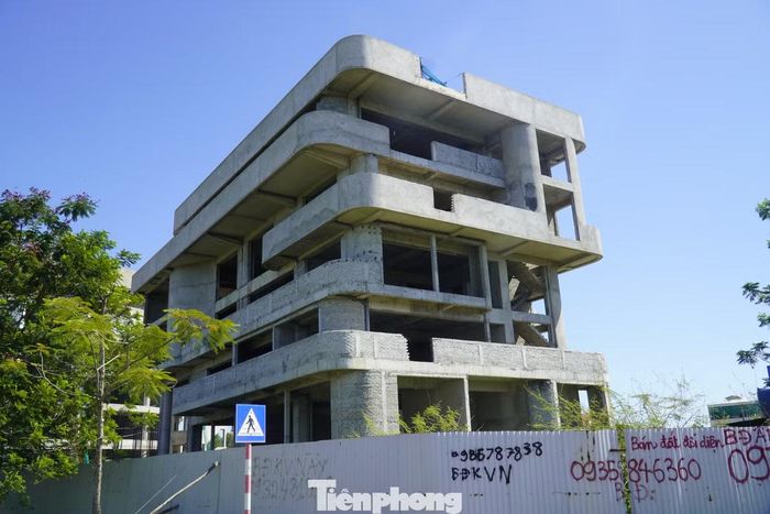 Theo quyết định điều chỉnh, dự án chậm tiến độ kéo dài này được gia hạn thời gian thực hiện đến hết năm 2026. Tuy nhiên, trong khi việc lựa chọn nhà thầu mới vẫn đang tiến hành, quỹ thời gian thực hiện dự án còn lại không nhiều, Huế lại chuẩn bị bước vào mùa mưa bão cao điểm… nên khả năng hoàn thành công trình đúng mốc gia hạn vẫn còn là dấu hỏi lớn.