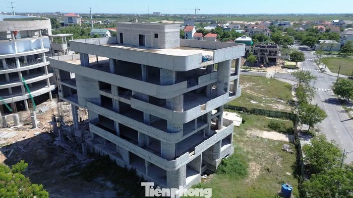  Theo tìm hiểu của phóng viên, công trình tòa nhà Trung tâm CNTT Huế được UBND tỉnh Thừa Thiên - Huế (nay là TP. Huế) phê duyệt chủ trương đầu tư năm 2021 và điều chỉnh vào năm 2025. Dự án xây dựng trên khu đất rộng 3.569m2 tại phường Thanh Thủy, do Trung tâm CNTT TP. Huế làm chủ đầu tư, với tổng mức đầu tư khoảng 50,5 tỷ đồng. 