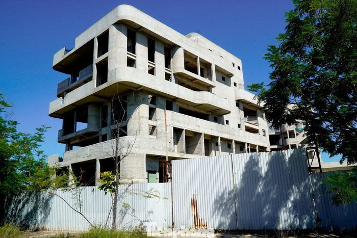  Tuy nhiên, quá trình triển khai của liên danh nhà thầu không đạt yêu cầu tiến độ. Sau khi hoàn thành khoảng 44% khối lượng hợp đồng, bao gồm cả phần phát sinh, nhà thầu chính là Công ty Công Thành được xác định không còn đủ năng lực tài chính để tiếp tục thi công. Ngày 18/7/2025, Trung tâm CNTT TP. Huế ban hành quyết định chấm dứt hợp đồng với liên danh nhà thầu này. 
