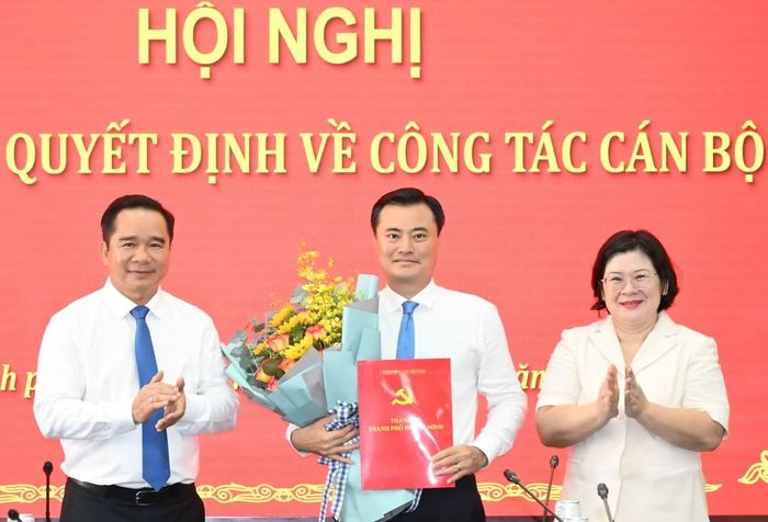 Phó Bí thư Thành ủy, Chủ tịch UBND TPHCM Nguyễn Văn Được cùng Phó Bí thư Thành ủy Văn Thị Bạch Tuyết trao quyết định, tặng hoa chúc mừng tân Bí thư Đảng ủy phường Sài Gòn Bùi Xuân Cường. Ảnh: Việt Dũng