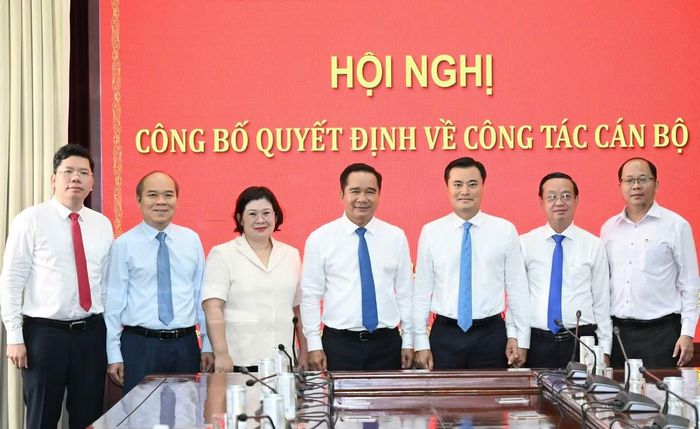 Lãnh đạo TPHCM chúc mừng ông Bùi Xuân Cường đảm nhận cương vị mới. Ảnh: Việt Dũng