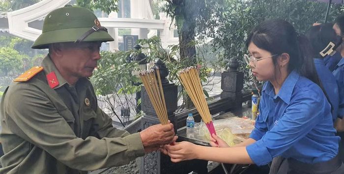 Tri ân đồng đội. Ảnh: Nguyễn Tuấn