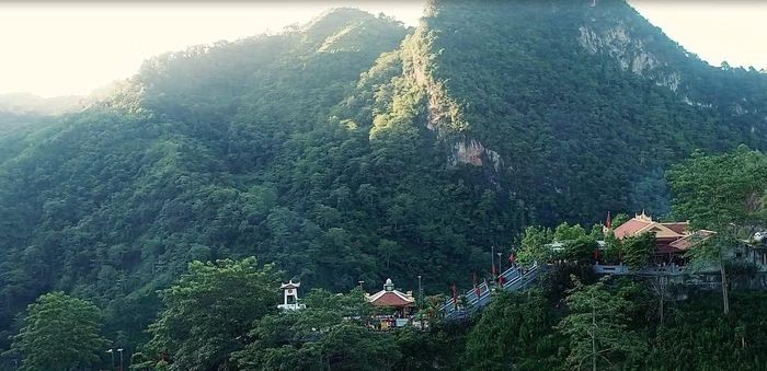 Đền thờ liệt sỹ Mặt trận Vĩ xuyên ở điểm cao 468