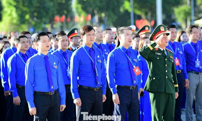 Ban Bí thư T.Ư Đoàn cùng các đại biểu thực hiện lễ chào cờ tại chương trình.