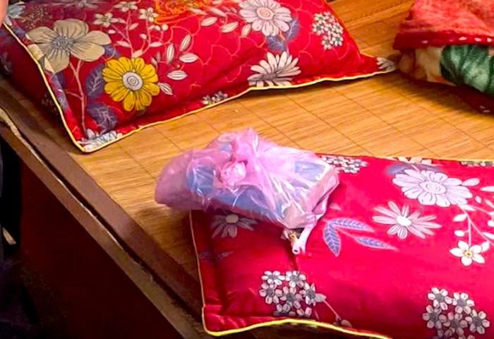 Chiếc túi đựng tiền và vé số bị cướp.