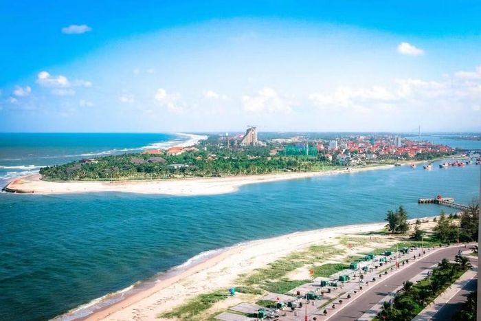 Đồng Hới nhìn từ phía biển.