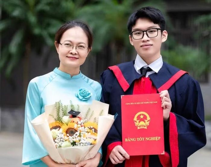 Xuân Tùng chụp ảnh cùng cô giáo chủ nhiệm Trần Thị Nga