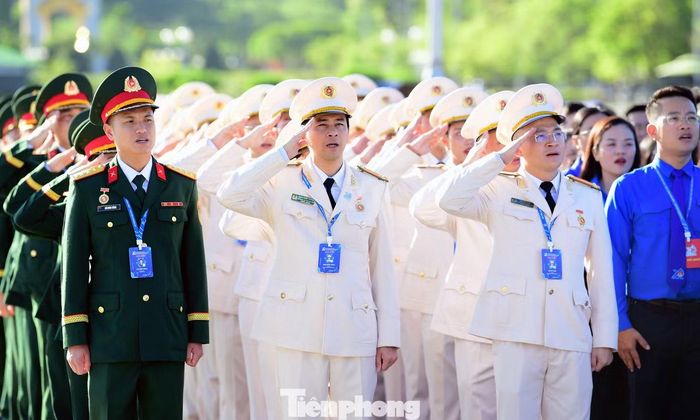 Trong không khí trang nghiêm và xúc động, các đại biểu thực hiện lễ chào cờ và nghe lại lời căn dặn của Bác Hồ với thanh niên về việc tăng cường đoàn kết, giúp đỡ lẫn nhau; nâng cao ý thức tổ chức và kỷ luật; kiên quyết chống chủ nghĩa cá nhân và chủ nghĩa tự do. Đặc biệt, Bác dặn thanh niên luôn luôn trau dồi đạo đức cách mạng, khiêm tốn và giản dị; ra sức học tập nâng cao trình độ chính trị, văn hóa, khoa học kỹ thuật và quân sự để cống hiến ngày càng nhiều cho Tổ quốc, cho Nhân dân...