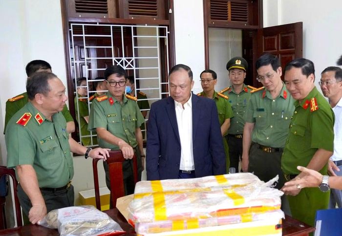 Thiếu tướng Lê Quang Nhân - Giám đốc Công an tỉnh Gia Lai (ngoài cùng bên trái) cùng lãnh đạo Công an tỉnh, UBND tỉnh đến Phòng Cảnh sát điều tra tội phạm về ma túy thưởng nóng cho tập thể đơn vị.