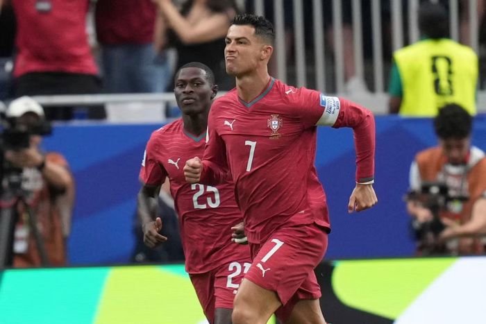 Ronaldo ăn mừng bàn thắng mở tỷ số.