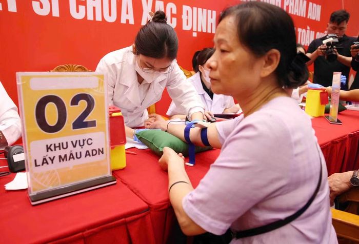 Thu nhận mẫu sinh phẩm ADN đối với thân nhân liệt sĩ trên địa bàn TP. Hà Nội.