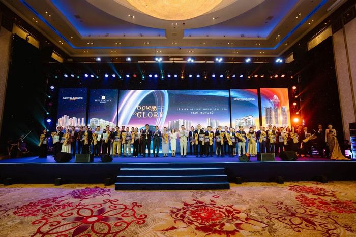 Đại diện chủ đầu tư cùng các đơn vị phân phối tham dự lễ vinh danh các đại lý đồng hành tiêu biểu.