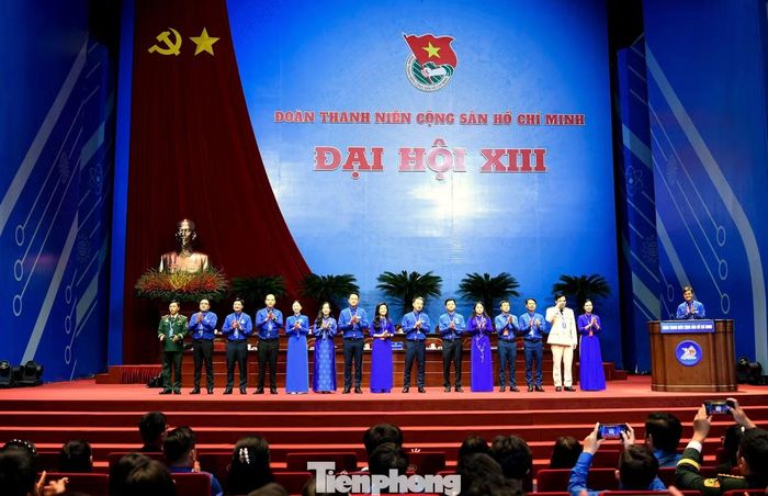 Đoàn Chủ tịch điều hành Đại hội ra mắt.