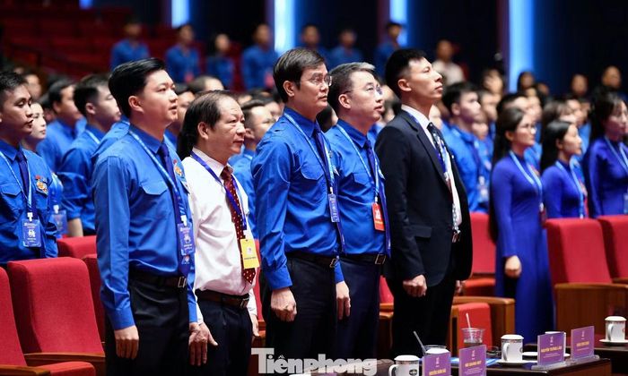 Các đại biểu thực hiện nghi lễ chào cờ.