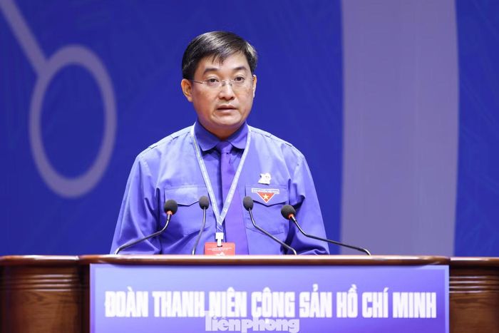 Anh Bùi Minh Tuấn trình bày báo cáo tại Đại hội.