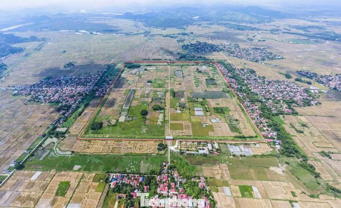 Thành nhà Hồ ở huyện Vĩnh Lộc cũ, nay là xã Tây Đô, tỉnh Thanh Hóa được xây dựng vào năm 1397 dưới triều Hồ Quý Ly. Đây là một trong những công trình kiến trúc đá độc đáo nhất còn lại ở Việt Nam. Với kỹ thuật xây dựng bằng khối đá xanh nặng hàng tấn ghép chồng khít mà không dùng vôi vữa, thành nhà Hồ được UNESCO công nhận là Di sản Văn hóa thế giới năm 2011.