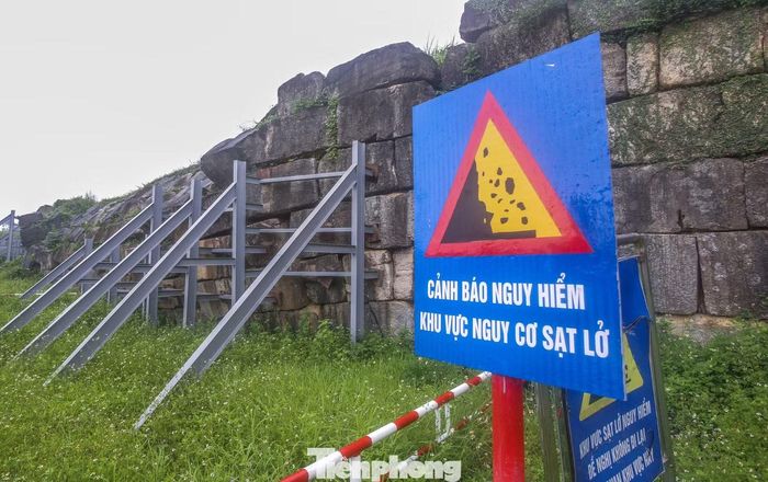 Ngành chức năng đặt các tấm biển cảnh báo khu vực nguy hiểm để cảnh báo người dân và du khách, tránh rủi ro đáng tiếc.