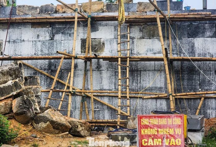Theo hồ sơ thiết kế được phê duyệt, đơn vị thi công sẽ tháo dỡ các phần tường đá và đất đắp đã suy yếu, xử lý nền móng khảo cổ trước khi phục hồi lại hệ thống tường thành bằng các khối đá có thành phần lý hóa tương đồng với vật liệu nguyên gốc.