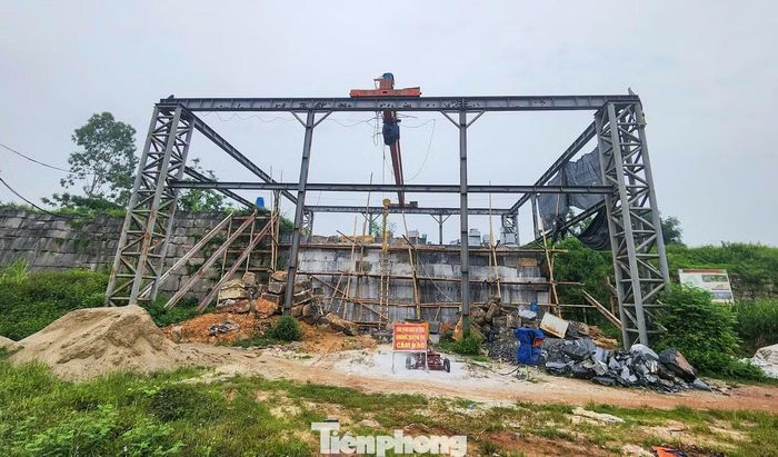 Dự án này đã kéo dài và gia hạn nhiều lần do quá trình gia cố, tu sửa cấp thiết do các yếu tố khách quan về việc phát lộ, khai quật di sản. Hiện, đoạn tường thành đã đạt hơn 90% và đang gấp rút hoàn thiện", đại diện Ban Quản lý di sản Thành Nhà Hồ và các di tích trọng điểm tỉnh Thanh Hóa cho hay.