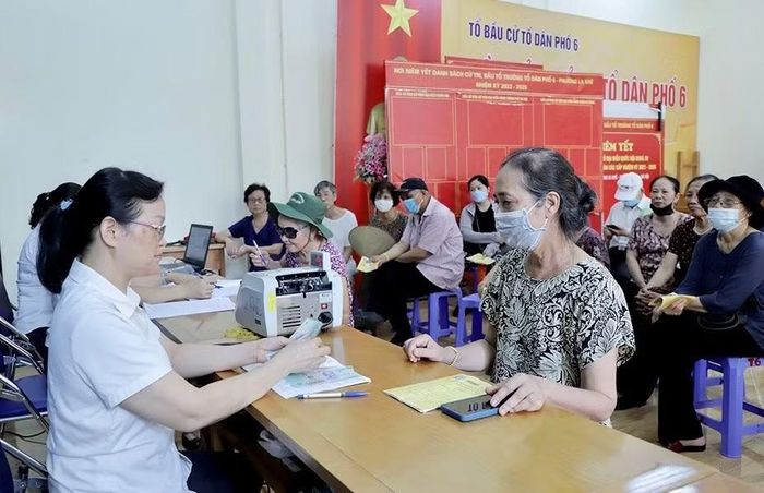 Lãnh đạo BHXH TP. Hà Nội cho biết có khoảng 97.800 người đang nhận chế độ theo hình thức ủy quyền phải thực hiện lại thủ tục theo quy định mới. Ảnh minh họa.