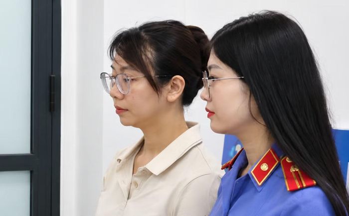 Bị can Lê Thị Hồng Nhung (áo trắng bên trái).