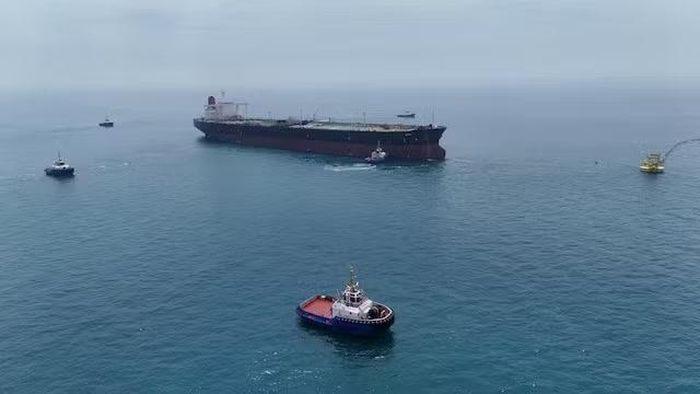 Giá dầu cũng nối dài đà giảm khi thị trường kỳ vọng nguồn cung dầu qua eo biển Hormuz sẽ được khơi thông sau những tín hiệu tích cực từ các cuộc đàm phán giữa Mỹ và Iran. Ảnh: Reuters.