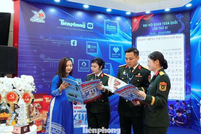 Các quân nhân thuộc đoàn đại biểu thanh niên Quân đội tham quan gian trưng bày của Báo Tiền Phong tại Đại hội. Ảnh: Nguyễn Minh