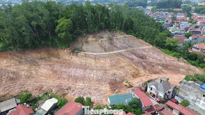 Để đảm bảo an toàn cho người dân, từ năm 2024, TP. Thái Nguyên (cũ) đã phê duyệt dự án khẩn cấp khắc phục sạt lở tại đồi Ông Đống. Tuy nhiên, do một số khó khăn, vướng mắc nên dự án chỉ làm được khoảng 60% thì dừng lại.