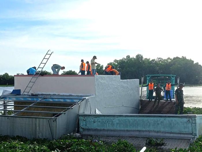 Lực lượng chức năng hỗ trợ người dân di dời tài sản. Ảnh: Lê Vỵ
