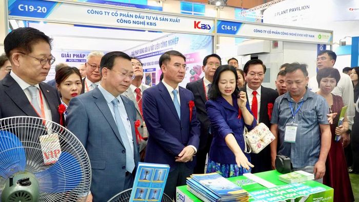 Bà Nguyễn Thị Lâm Giang, Cục trưởng Cục Đổi mới sáng tạo, Chuyển đổi xanh và Khuyến công giới thiệu không gian trưng bày Gian hàng xanh