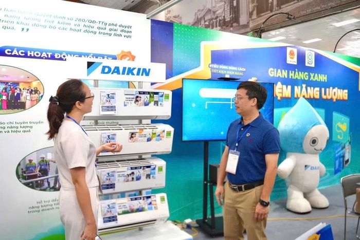 Khách tham quan tìm hiểu về sản phẩm hiệu suất năng lượng cao nhất tại Gian hàng xanh