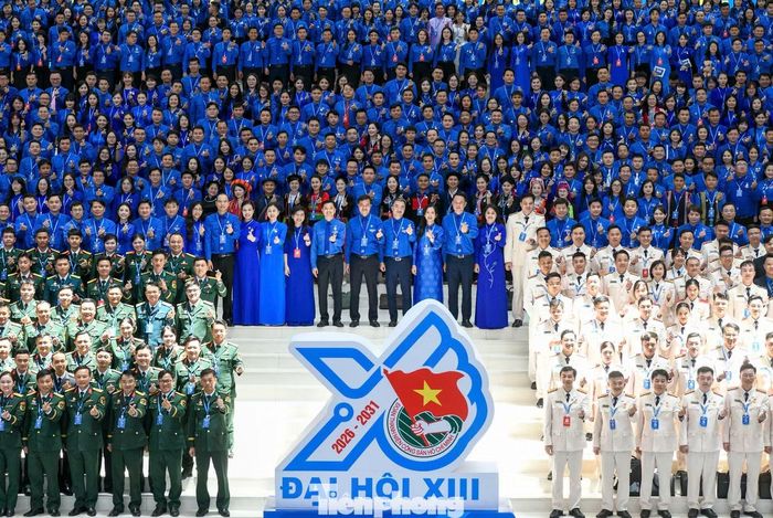 Các đại biểu dự Đại hội chụp hình lưu niệm với các đại biểu dân tộc ở khu vực trung tâm.