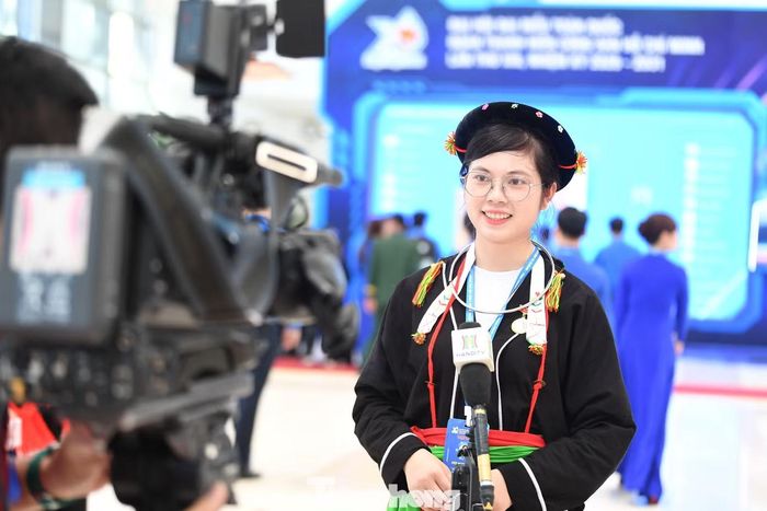 Đại biểu Tỉnh Đoàn Tuyên Quang trả lời phỏng vấn bên lề Đại hội Đoàn toàn quốc lần thứ XIII.