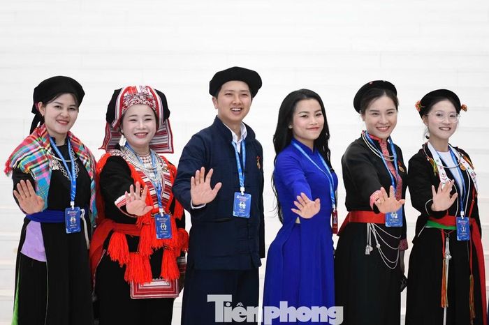  Trong trang phục truyền thống rực rỡ sắc màu, các đại biểu mang đến Đại hội không chỉ nét đẹp văn hóa đặc trưng của từng vùng miền mà còn thể hiện niềm tự hào về bản sắc dân tộc. 