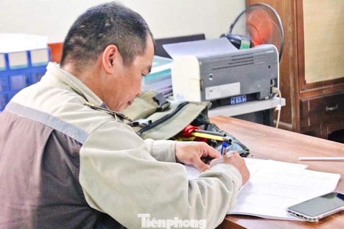Mỗi ca tuần đường đều bắt đầu bằng việc kiểm tra nhật ký và kế hoạch công tác.