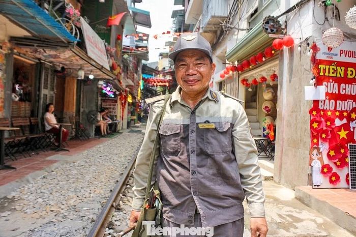 "Công việc này ảnh hưởng rất nhiều đến sức khỏe, nhưng đã yêu nghề rồi thì không thể không đi vì đằng sau mỗi bước chân của người tuần đường là trách nhiệm và sự an toàn của cả tuyến đường sắt”, ông Hưng chia sẻ.