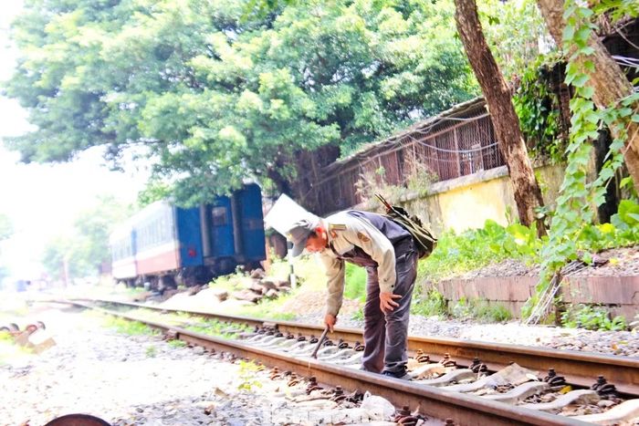 Tuần đường chia làm 3 ca, có ngày ông Hưng làm ban ngày, có ngày làm đêm từ 21h đêm hôm trước tới 5h sáng hôm sau. Trung bình mỗi ca trực, nhân viên tuần đường phải di chuyển hơn 20 km giữa 2 ga tàu rồi quay trở lại, đồng thời kiểm tra hàng chục bộ ghi trong khu vực nhà ga.